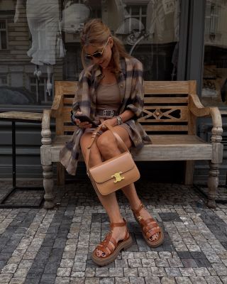 Celine Triomphe Classique – tichý luxus v té nejčistší podobě✨ Ikonická silueta, precizní zpracování a detail, který nikdy...